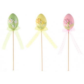 Uovo con fiori e nastrino in organza su stick in legno. Uovo con fiori e nastrino in organza su stick in legno.